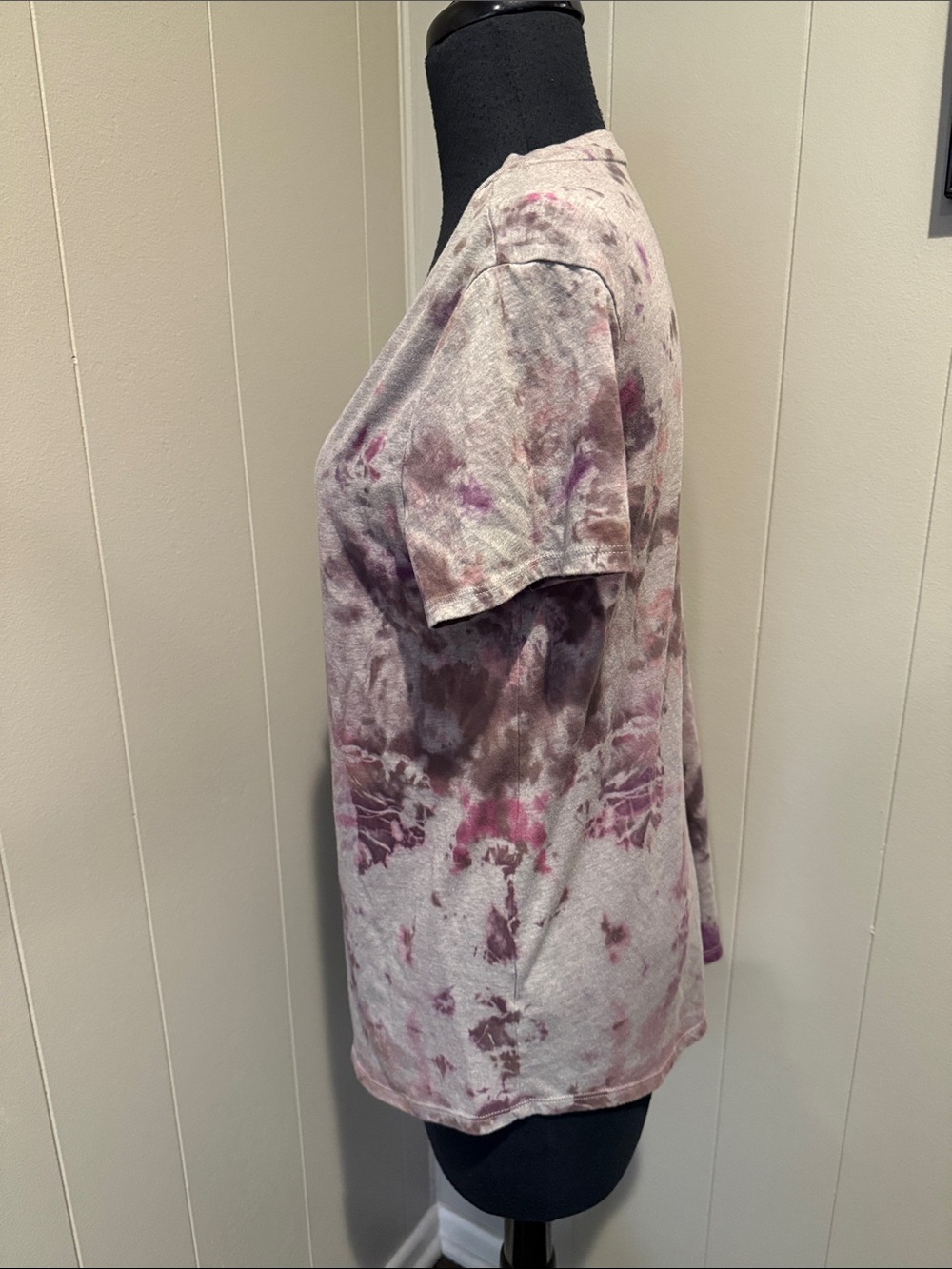B44 Mossimo Supply Co. Women’s Medium Tie-Dye V-Neck Short Sleeve Tee - Picture 4 of 6